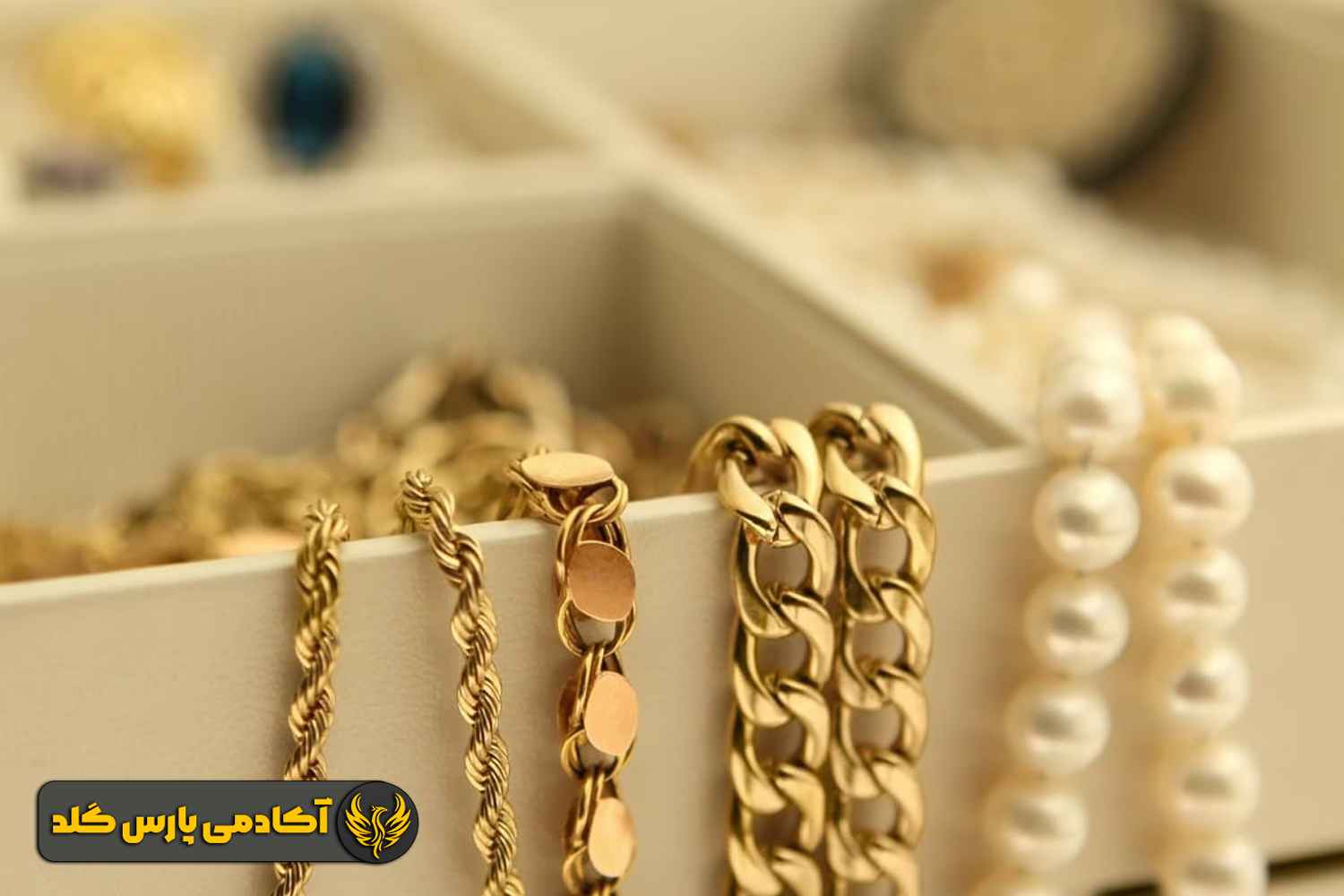 بررسی رنگ و درخشندگی طلا